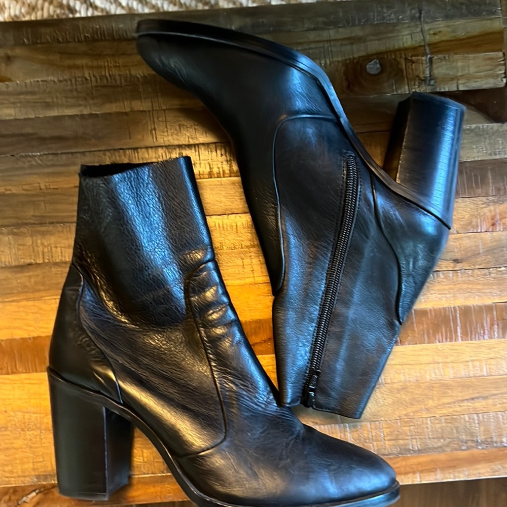 Black Crosswalk leather booties sz 39/8